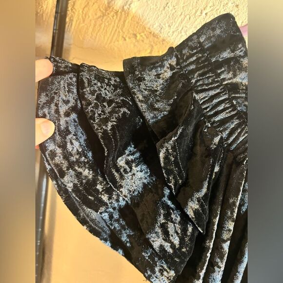 Black Velvet Off-Shoulder Top by UMGEE - Picture 3 of 6